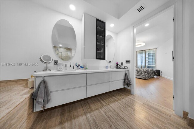 Building Photo - 16001 Collins Ave