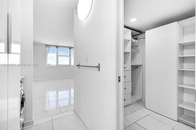 Building Photo - 2030 S Ocean Dr