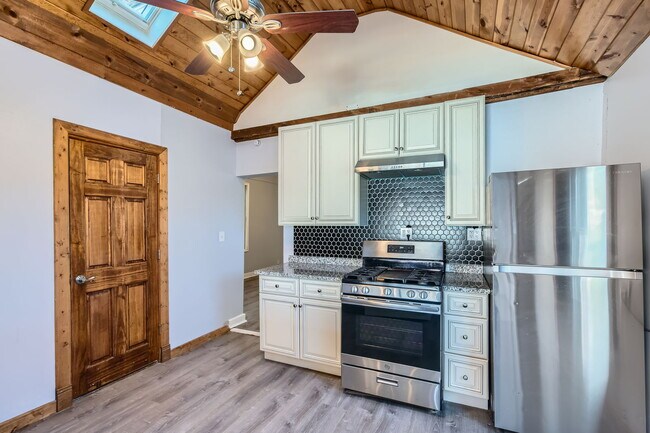 Building Photo - 3147 N Spaulding Ave