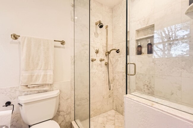 Building Photo - Gorgeous Home in Centennial w/Beautiful Fi...