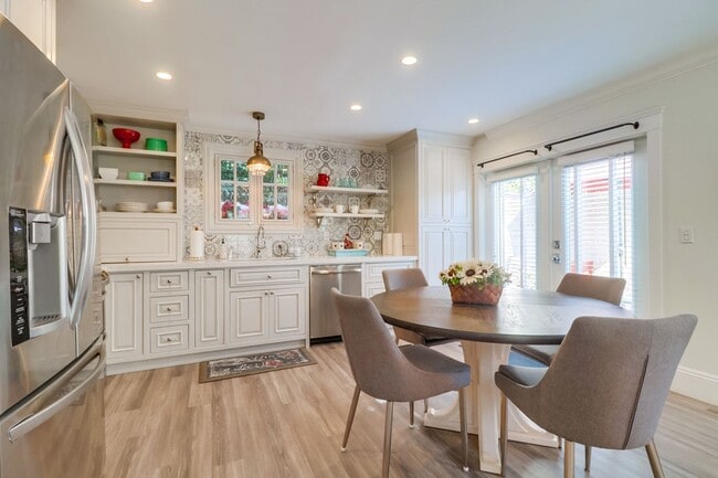 Building Photo - Furnished 2 Bedroom, 1 Bath