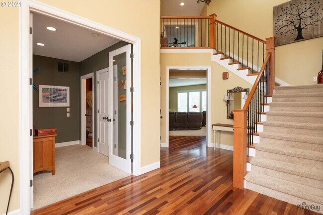 Entry - 3272 Jayhawk Ct