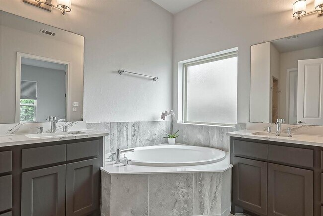 Building Photo - 13306 Stoneleigh Terrace Dr