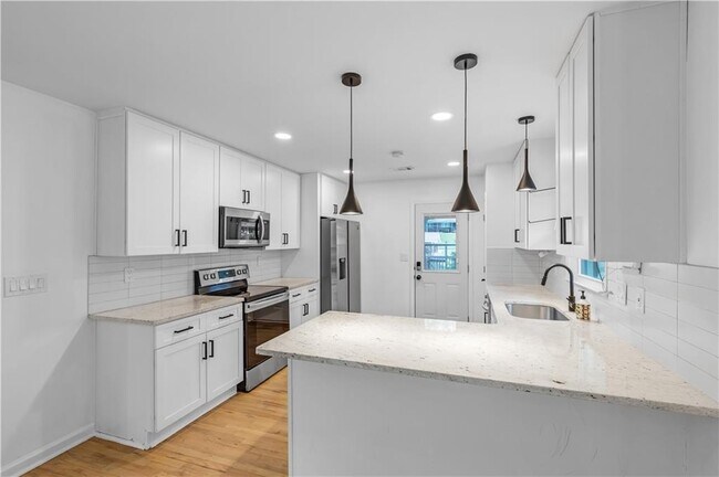 Building Photo - 844 Deckner Ave SW