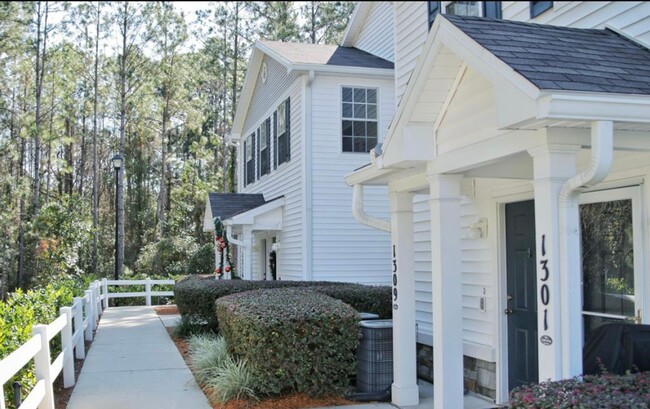 Primary Photo - 2/2 Condo In Oakleaf Plantation!