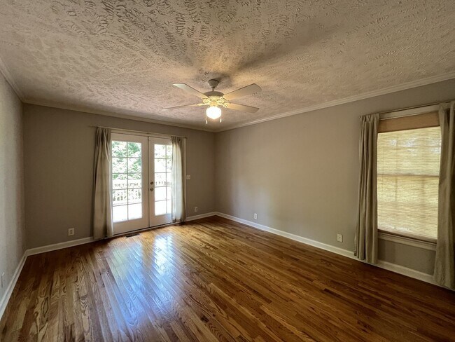Building Photo - Super spacious 5 bedroom/3.5 bath home for...