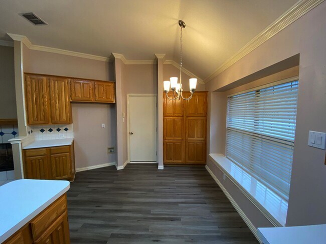 Building Photo - 4 Bedroom home for rent with vaulted ceili...