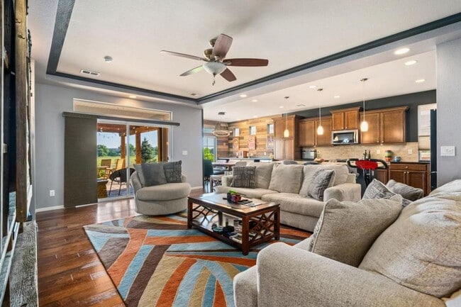 Building Photo - 4641 Vinewood Way