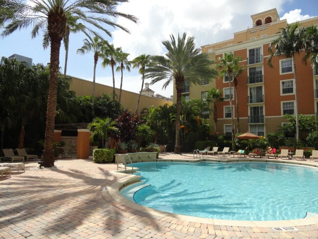 Building Photo - 720 S Sapodilla Ave