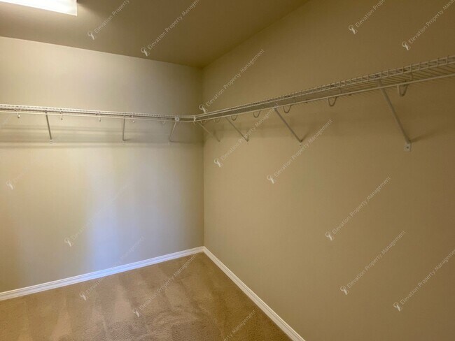 Building Photo - Spacious Corner Home with Community Pool in Prime SW Bend Location