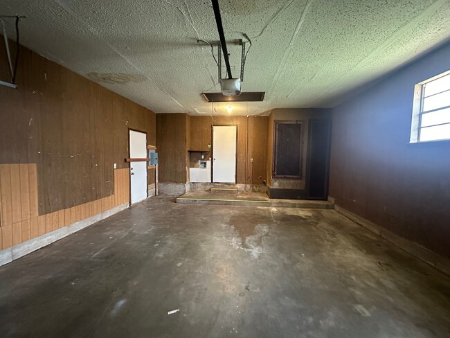 Building Photo - 3 Bed 1.5 Bath 2 Car Garage