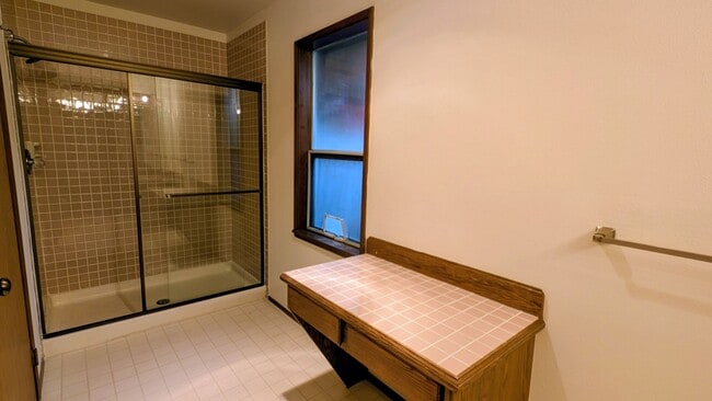 Building Photo - Spacious 3 Bedroom Townhome in Small Complex