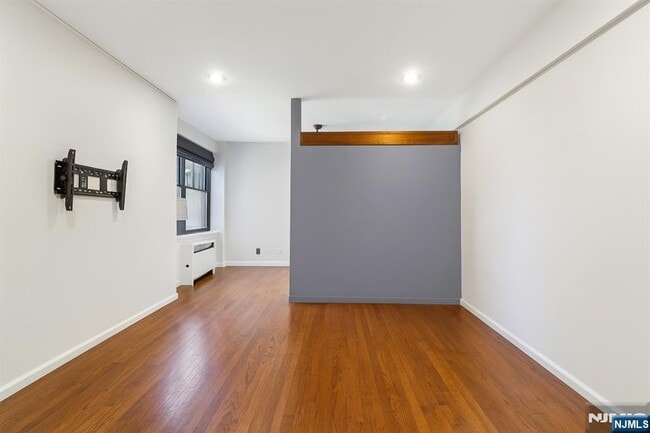 Building Photo - 3050 Edwin Ave