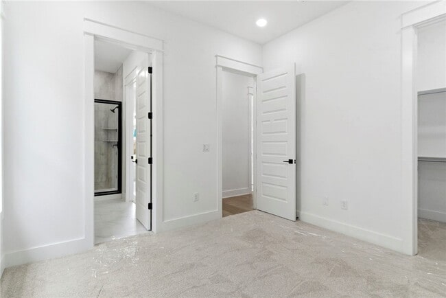 Building Photo - 421 Hedge Dr