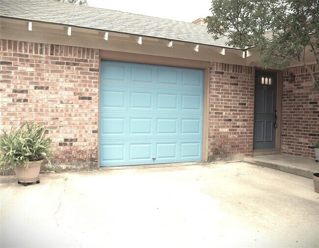 Building Photo - 1204 Leander Rd