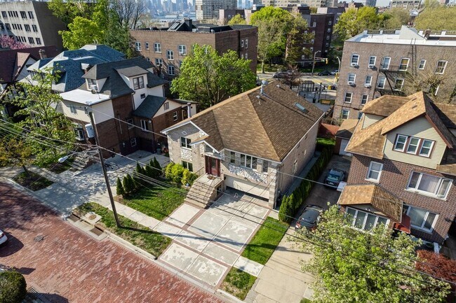 Building Photo - 13 75th St