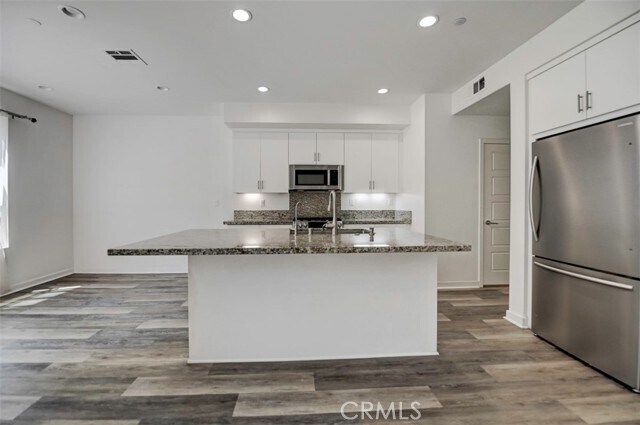 Building Photo - 39 Prominence
