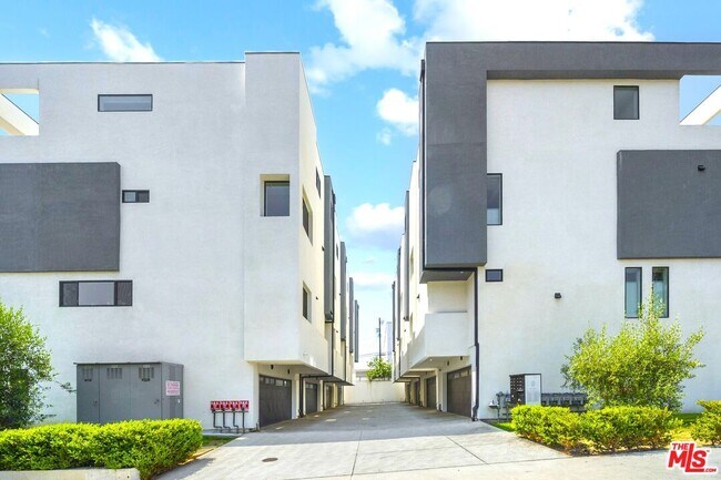 Building Photo - 497 N St Andrews Pl