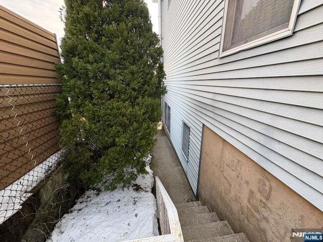 Building Photo - 402 Farnham Ave