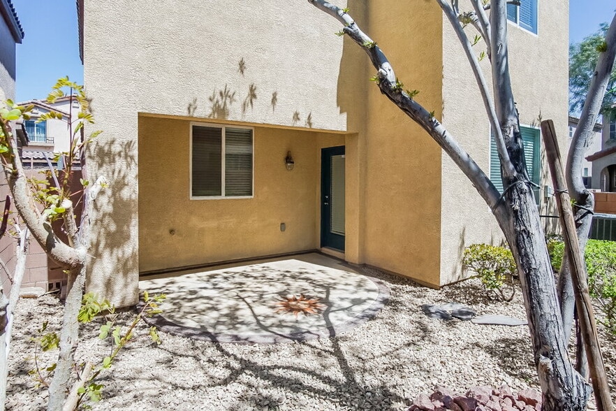 Building Photo - 10563 La Campana St