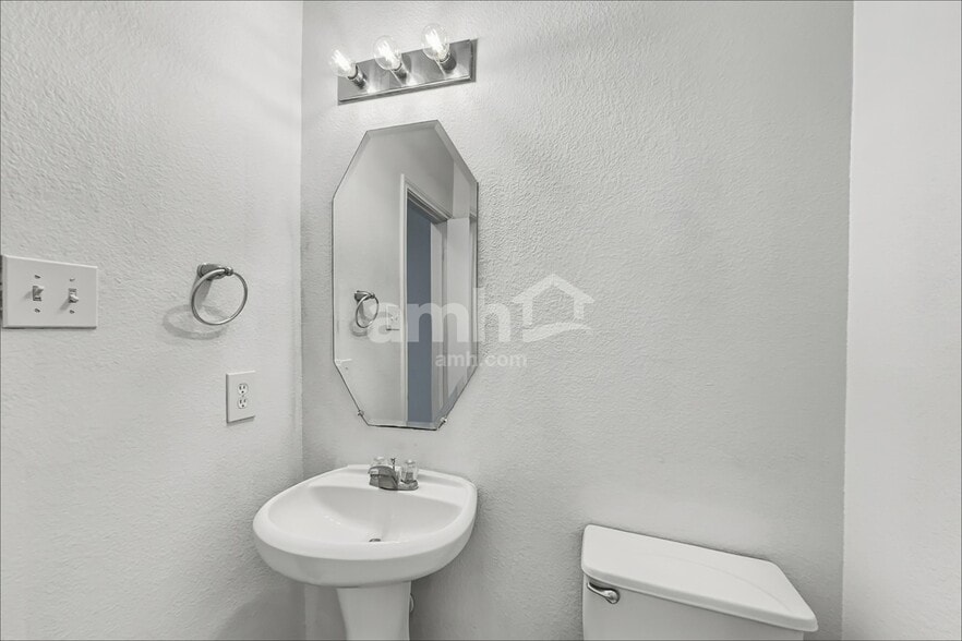 Building Photo - 1631 Laura Anne Dr