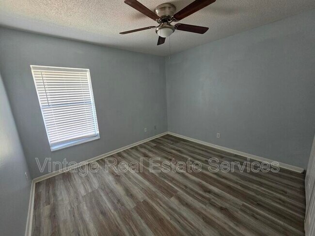 Building Photo - 851 Creekway Ct