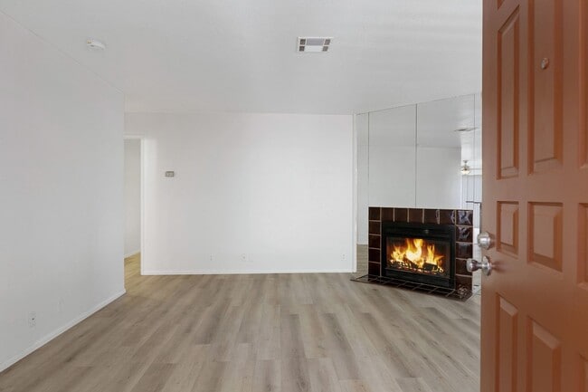 Building Photo - Private 2/2  Unit • Quiet Community • Prime North Phoenix Location