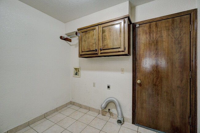 Building Photo - Inviting 3-Bedroom Home with Fireplace & P...