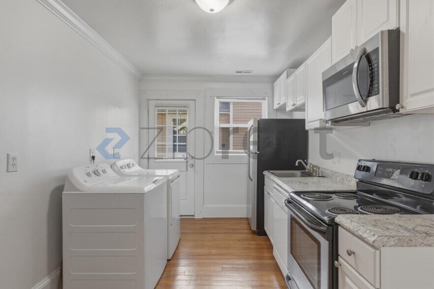 Building Photo - Unit Apt B