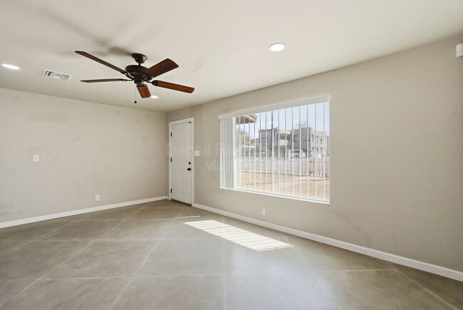 Building Photo - 5113 E Bellevue St