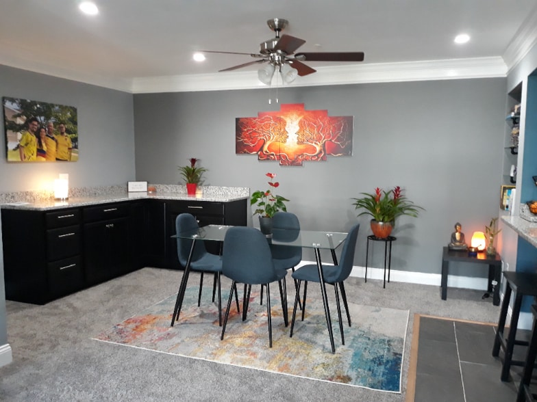 Building Photo - 2000 Waters Edge Dr