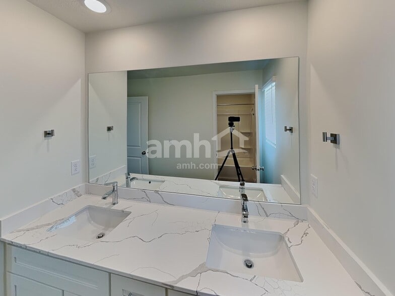 Building Photo - 1346 W Mahogany St