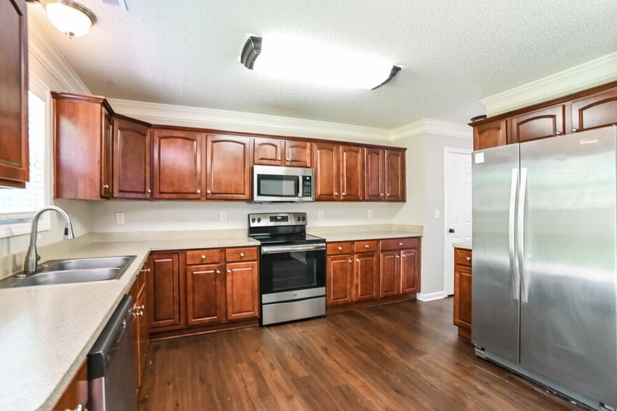 Building Photo - 2739 Highland Park Dr