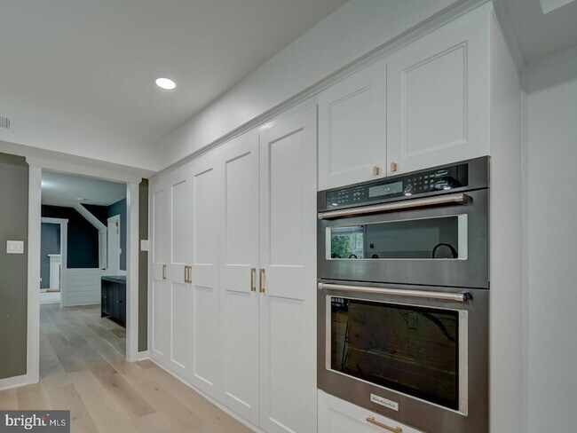 Building Photo - 1782 Shaftsbury Ave