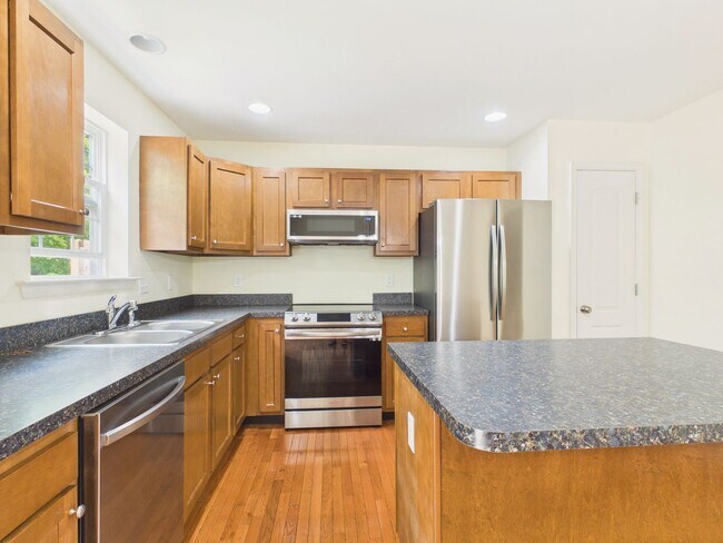 Building Photo - Spacious Townhouse on Mapleton Blvd.