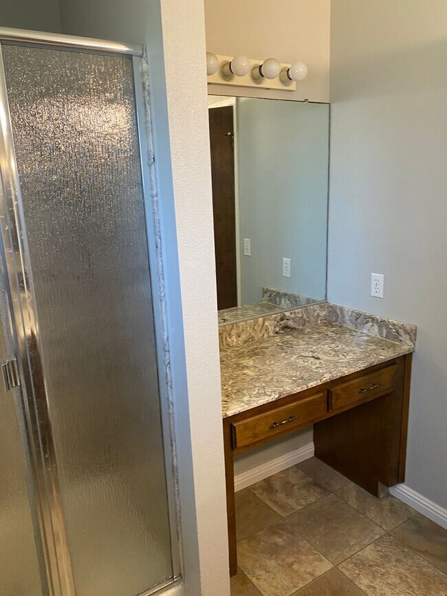 Building Photo - Spacious home in Northeast Hanford, central air, quiet cul-de-sac lot!