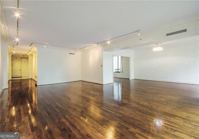 Building Photo - 2660 Peachtree Rd NW