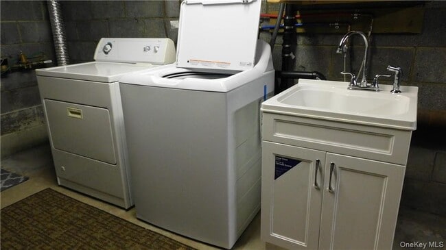 Building Photo - 10 S Nauraushaun Rd