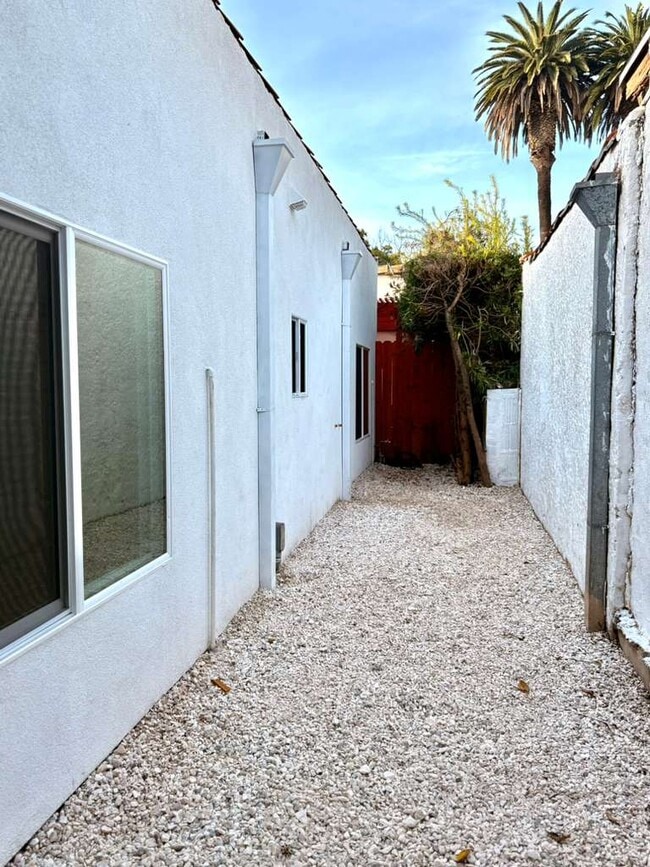 Building Photo - 10775 W Olympic Blvd