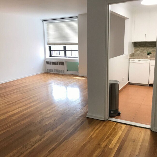 Building Photo - 1199 E 53rd St