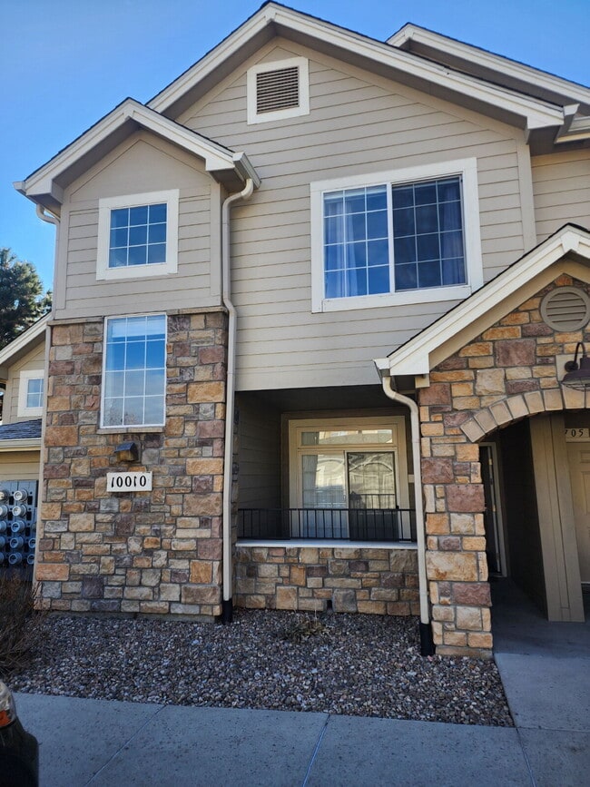 Building Photo - Spacious Two-Suite Townhome With Garage, Fireplace And Community Pool