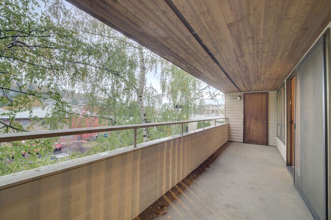 Building Photo - 2bd/1.75ba Mercer Island Condo