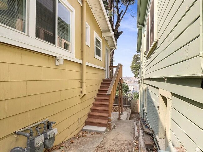 Building Photo - 568 Alhambra St