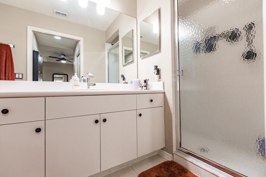 Step-in shower. - 8331 Whiskey Preserve Cir
