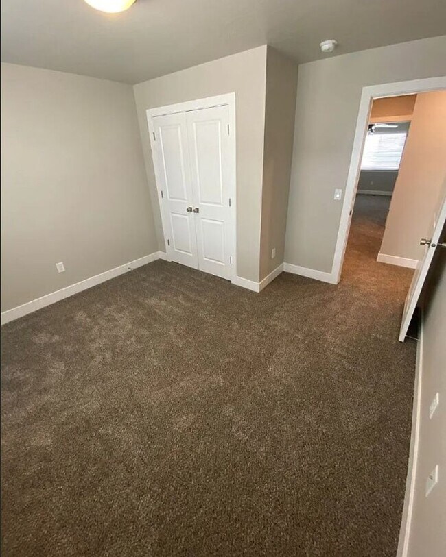 Building Photo - 3 Bedroom End-Unit Townhome in Cedar Bend – Great Cedar City Location