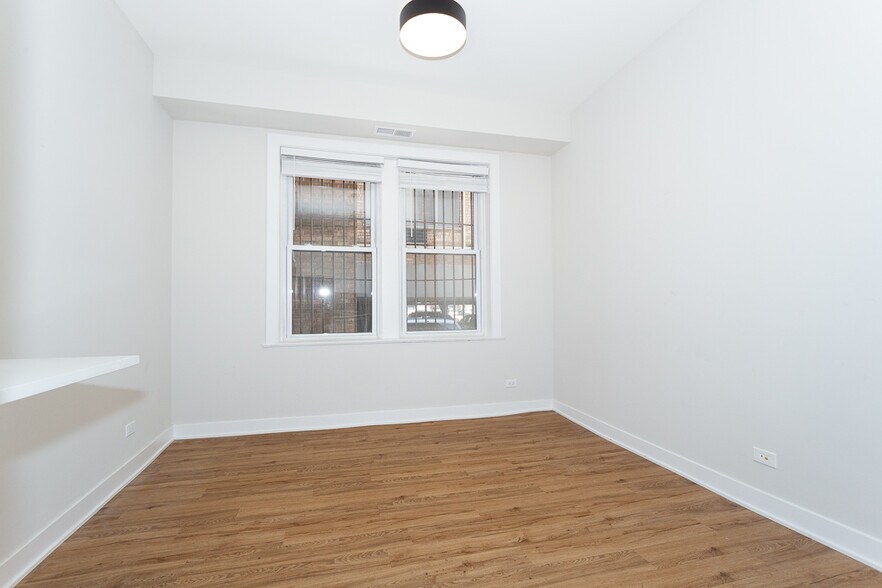 Building Photo - 659 W Wrightwood Ave