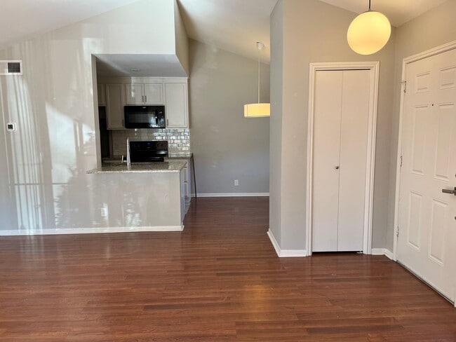 Building Photo - Cute 1/1 Close to Downtown!!