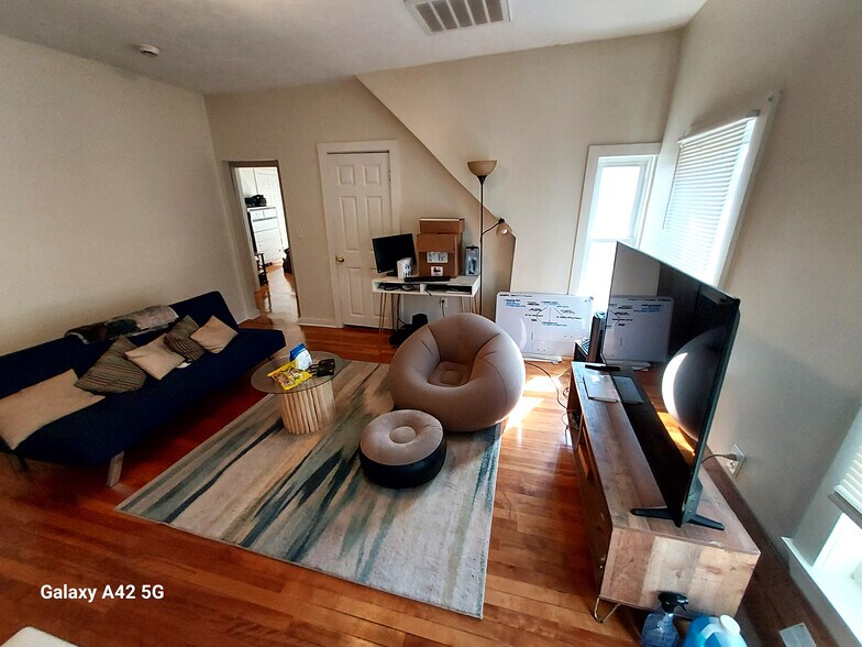 Building Photo - 64 Chase Ave