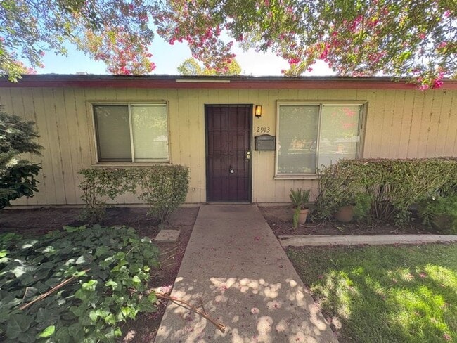 Building Photo - Cute 2 Bedroom Condo