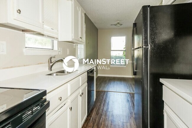 Building Photo - 3 Bedroom Pet-Friendly Home in Memphis, TN with Main Street Renewal